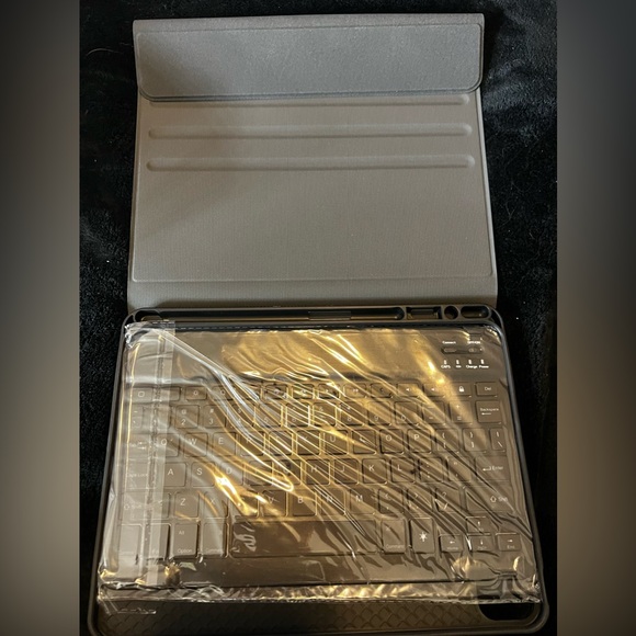 iPad Pro 11 Keyboard Case - Picture 1 of 6